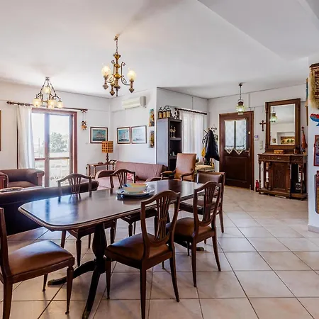 Demie's Maisonette In With Seaview